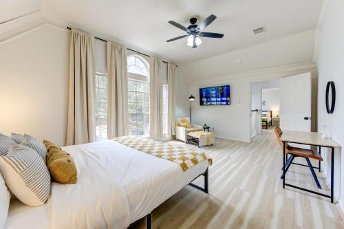 Giường trong phòng chung tại Amazing Getaway Home - 4 Bedrooms 2,5 Baths - West Houston, Katy, Richmond - Huge Pool, Mini-Golf, PingPong, Billards, BBQ, Katy Asian Town, Typhoon Waterpark, King Bed