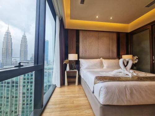 um quarto de hotel com uma cama e uma grande janela em Imperial Luxury Suites KLCC by Moonway em Kuala Lumpur