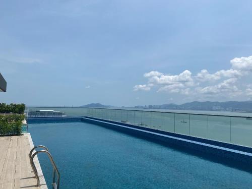basen w budynku z widokiem na wodę w obiekcie Crowne Plaza Penang Straits City, an IHG Hotel w mieście Perai