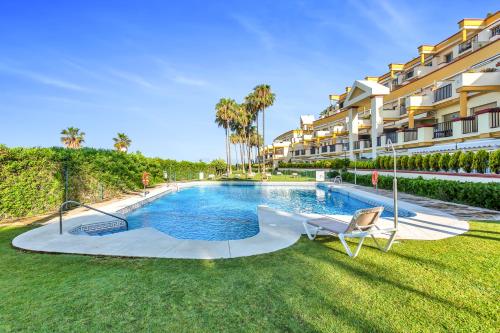basen w ogrodzie obok budynku w obiekcie Modern beach apartment Romana Playa 723 in Marbella, Elviria w Marbelli