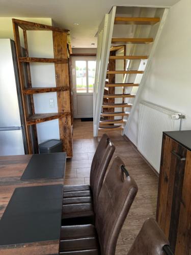 a living room with a table and a chair at Ferienwohnung Seeblick in Retgendorf