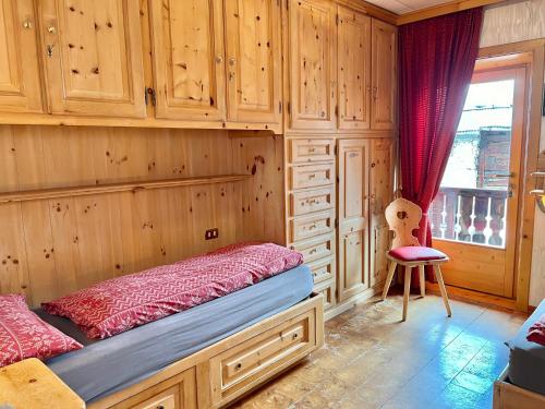 Кровать или кровати в номере Bike&Ski Saroch Apartments