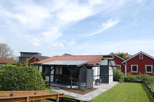 une maison avec solarium dans une cour dans l'établissement Ferienhaus Elbdiek, à Bachenbrock