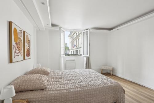 une chambre blanche avec un lit et une fenêtre dans l'établissement Aubervilliers Modern flat in for 4 peoples, à Aubervilliers