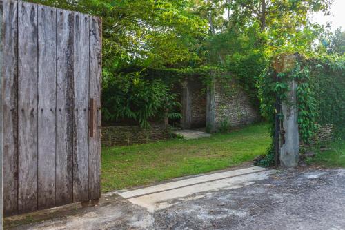 Κήπος έξω από το Sakya Yoja Villa