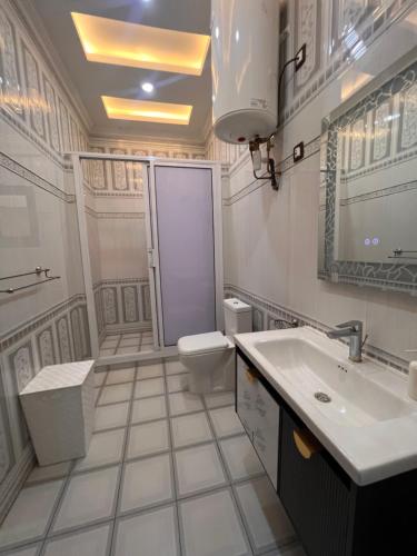 ein Bad mit einem WC und einem Waschbecken in der Unterkunft Résidence La Perle - Yaoundé in Jaunde