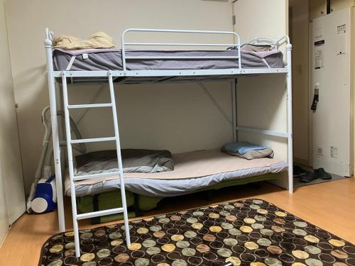 - 2 lits superposés dans une chambre avec un tapis dans l'établissement Cocone house Ohoripark, à Fukuoka