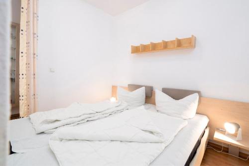 Postel nebo postele na pokoji v ubytování Grömitz-Center Whg 7