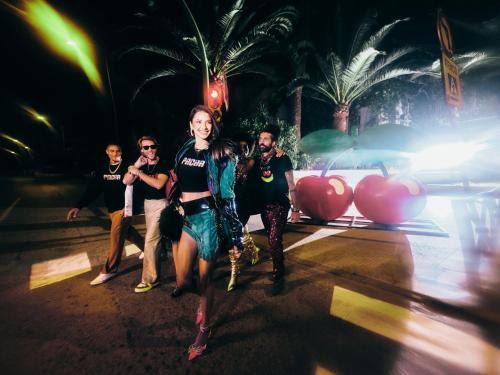 een groep mensen die 's nachts op straat staan bij El Hotel Pacha in Ibiza-stad