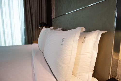 Un ou plusieurs lits dans un hébergement de l'établissement Holiday Inn New Delhi Aerocity by IHG