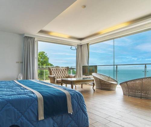 a bedroom with a bed and a view of the ocean at My Ocean Villa 月牙桐海景民宿 in Ruifang