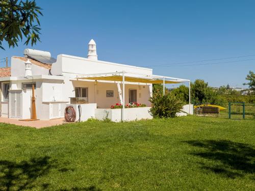 a white house with a green lawn in front of it at Quinta da Foz - Vivenda Amélia in Foz