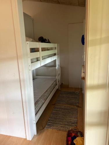 - une chambre avec 2 lits superposés dans l'établissement Skøn lejlighed til 4 personer, à Ansager
