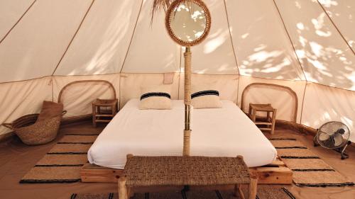 een kamer met een bed in een tent bij HolaCamp Vendrell in Comarruga