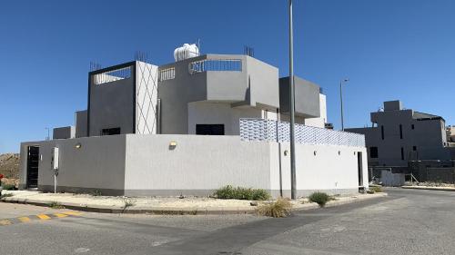 um edifício ao lado de uma rua em فيلا رسن em Al Hada