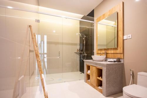 Bilik mandi di Sundaze 1 - Promo - Brand New Private Vila - Canggu - Huge Pool
