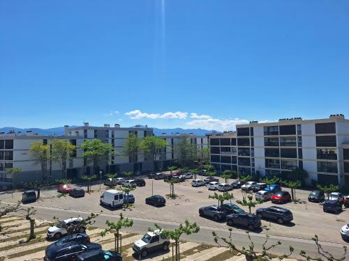 una vista aérea de un aparcamiento en una ciudad en Grand studio à 150m de la plage et 200m du port !, en Saint-Cyprien