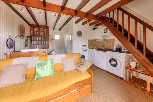 une grande chambre avec un lit et un lave-linge dans l'établissement Escapade calme avec piscine à 400m de la plage, à Sarzeau