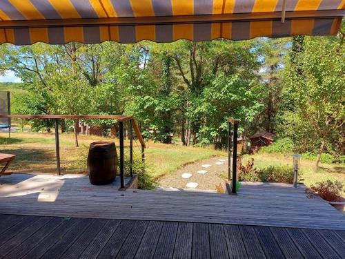 Chalet au milieu de la forêt avec lac à proximité
