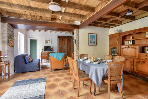 une salle à manger avec une table et des chaises dans l'établissement Belle demeure de pierre au calme à Erquy, à Erquy