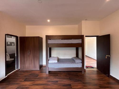 コダイカナルにあるHari's Havenの二段ベッド2組が備わる客室です。
