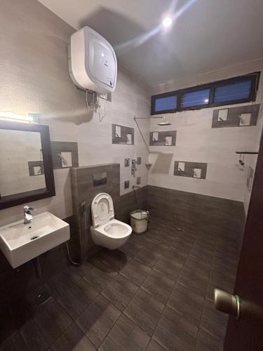 uma casa de banho com um WC e um lavatório em Hari's Haven em Kodaikānāl