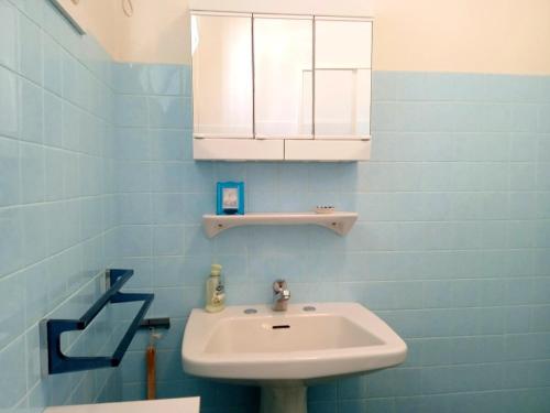 une salle de bain avec un lavabo et un miroir dans l'établissement Les pieds dans l'eau, à Saint-Hilaire-de-Riez