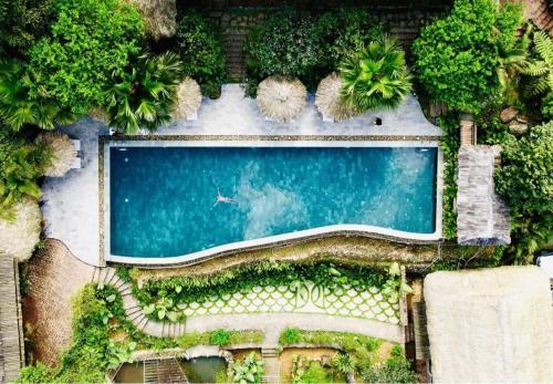 Pu Luong的住宿－Pu Luong Eco Garden，花园游泳池的顶部景色