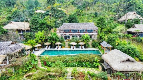 einen Luftblick auf ein Resort mit einem Pool in der Unterkunft Pu Luong Eco Garden in Pu Luong