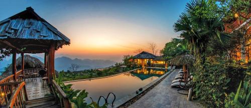 - Vistas a un complejo con piscina y puesta de sol en Pu Luong Eco Garden en Pu Luong