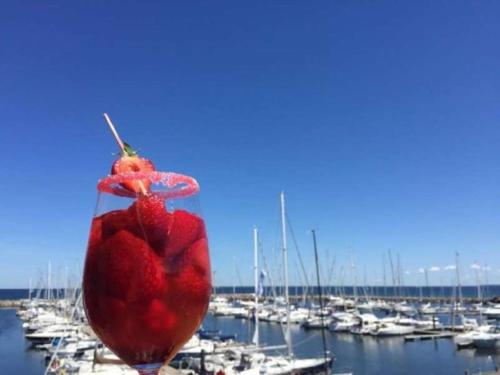 Una bebida con una cereza encima de un vaso de marisco. en " Michaelas HUUS " zwischen den Meeren, Trappenkamp Holsteinische Schweiz, en Trappenkamp