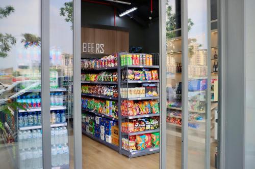 Supermarket nebo jiné obchody v  hotelu nebo okolí