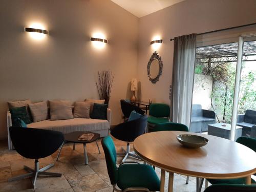 Eclats du Sud في Auriol: غرفة معيشة مع أريكة وطاولات وكراسي