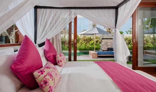 Giường trong phòng chung tại Villa Joss Seminyak by Nagisa Bali