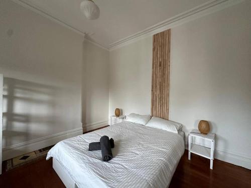 Säng eller sängar i ett rum på Best Price 2 Bedroom House Glebe