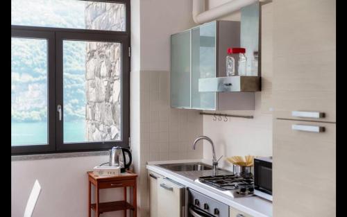Dapur atau dapur kecil di Riflessi sul Lago Apt Laglio - Alba