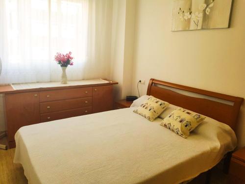オロペサ・デル・マールにあるApartamento Trebol 2のベッドルーム1室(枕2つ、窓付)