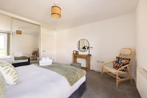 מיטה או מיטות בחדר ב-Wild Roses Serviced Apartments - Hayes