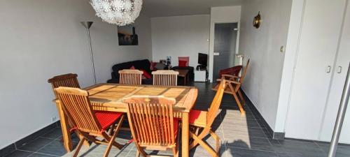 une salle à manger avec une table et des chaises en bois dans l'établissement La Nantaise de la mer, à Saint-Hilaire-de-Riez
