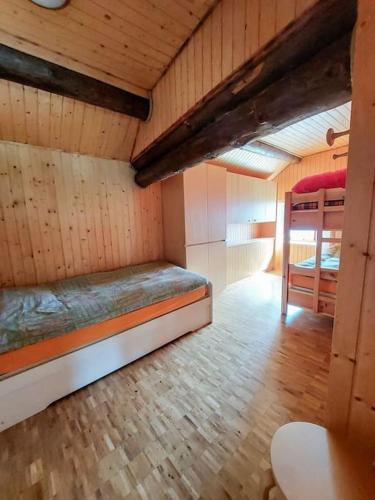 Bunk bed o mga bunk bed sa kuwarto sa Rustico Capricorno