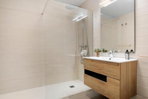 y baño con lavabo y ducha. en Stunning flat with pool and padel in Wellingtonia M4, en Estepona