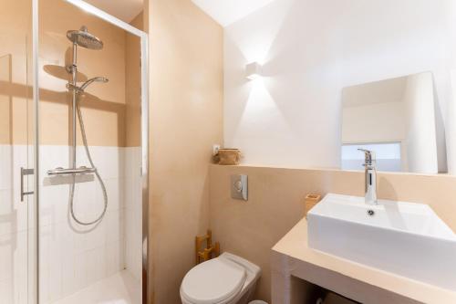 une salle de bain avec un lavabo, une douche et des toilettes dans l'établissement Paisible cocon au cœur du 7eme, à Marseille