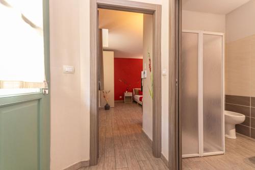 corridoio con bagno con servizi igienici e porta di Housing Giulia a Torino