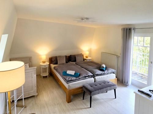 a bedroom with a bed and two lamps and a window at Haus mit 110qm und Garten 150m zum Wasser in Stralsund