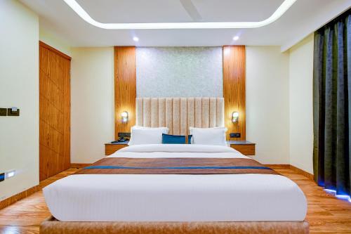 um quarto com uma cama grande num quarto em FabHotel Soft Petals em Gurgaon