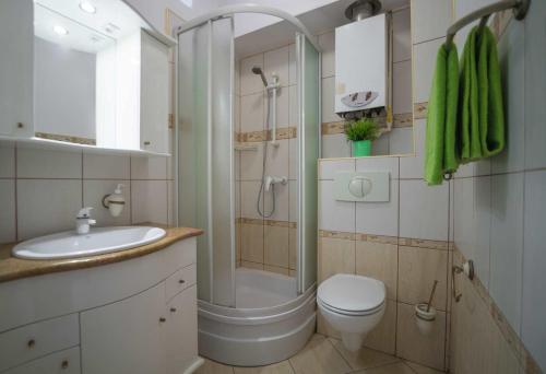 A bathroom at Green Room Sopot