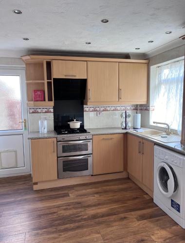 A kitchen or kitchenette at Newport Pagnell Guest House