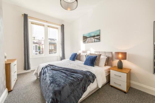 a bedroom with a bed and a window at Stunning 5-Bed Maisonette in Bristol in Bristol