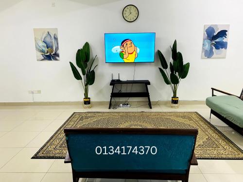 ein Wohnzimmer mit einem Fernseher an der Wand in der Unterkunft Alyn Home Kluang I Netflix Wifi Coway in Keluang