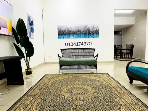 salon z krzesłem i dywanem w obiekcie Alyn Home Kluang I Netflix Wifi Coway w mieście Kluang